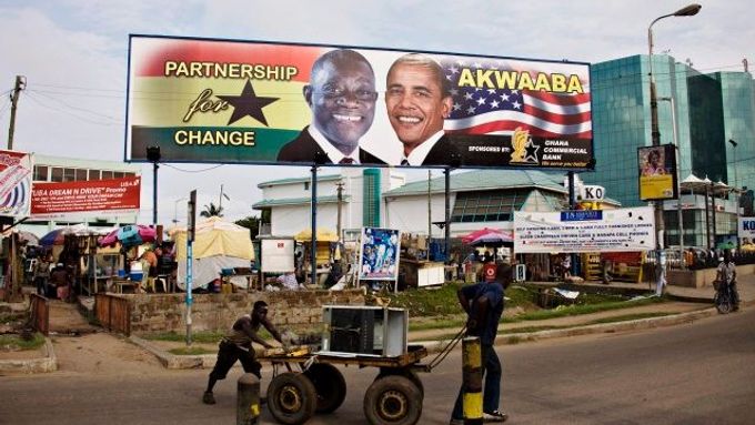 Barack Obama a ghanský prezident John Atta Mills na billboardu v hlavním městě Accře.