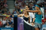Slovenská šampionka nestačila na mladou Američanku Madison Keysovou. Zápas byl přerušován kvůli vlhkému kurtu.
