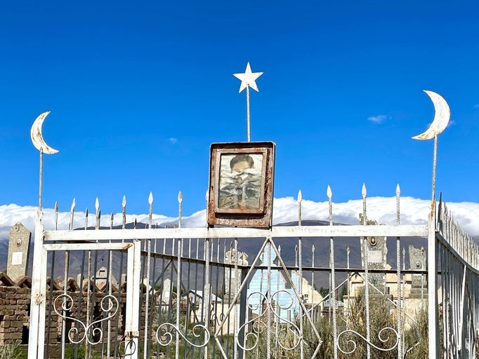 Na starých kyrgyzských náhrobcích se snoubí islámská a sovětská symbolika. Místní povětšinou nevnímají sovětskou minulost negativně.