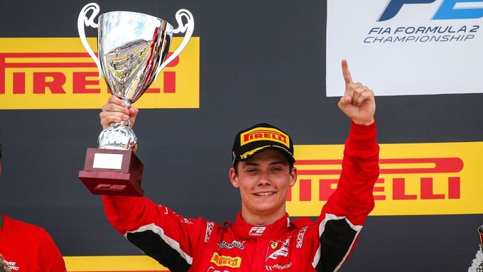Louis Delétraz slaví druhé místo ve sprintu Formule 2 v Le Castellet.