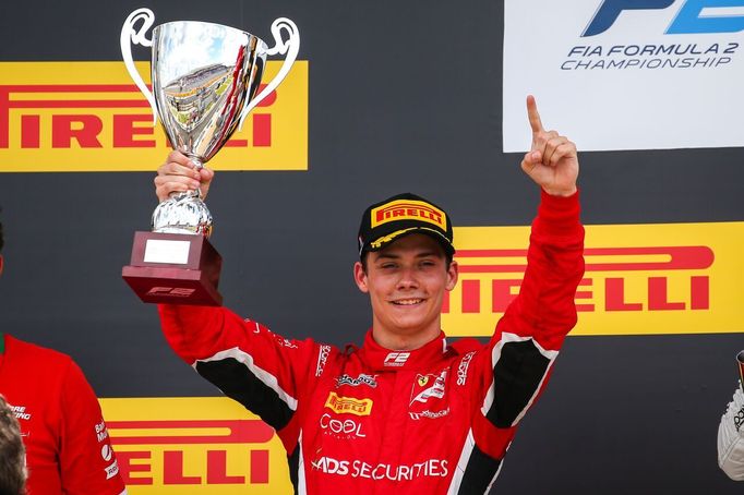 Louis Delétraz slaví druhé místo ve sprintu Formule 2 v Le Castellet.