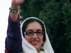 Jeden z posledních snímků Bhuttové: Mává příznivcům, kteří ji přišli podpořit na shromáždění v Rávalpindí.