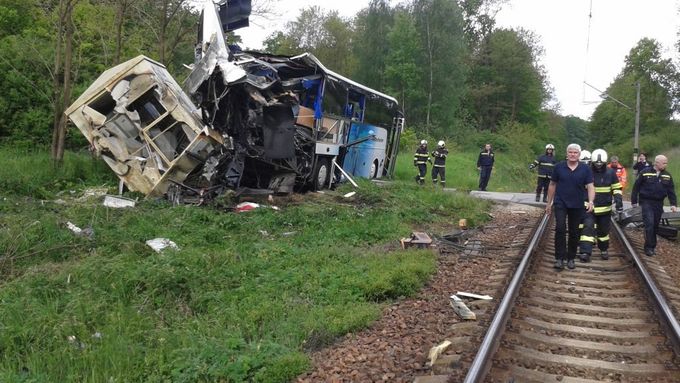 Srážka autobusu a vlaku na železničním přejezdu v Hluboké nad Vltavou.