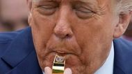 Zlatá píšťalka s prezidentskou pečetí píská start, Trump dává znamení a závod v koulení vejci může začít.