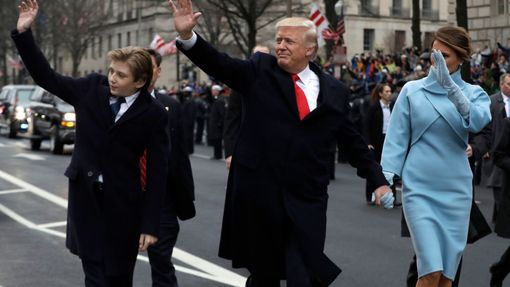 Donald Trump s manželkou Melanií a synem Barronem zdraví přihlížející během slavnostního průvodu.