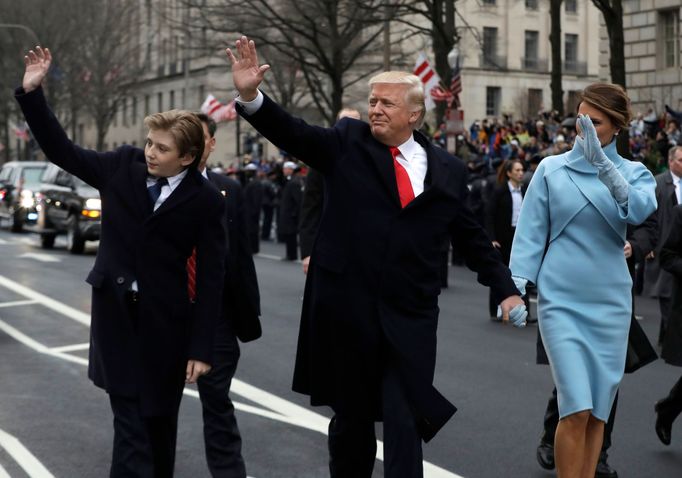 Donald Trump s manželkou Melanií a synem Barronem zdraví přihlížející během slavnostního průvodu.