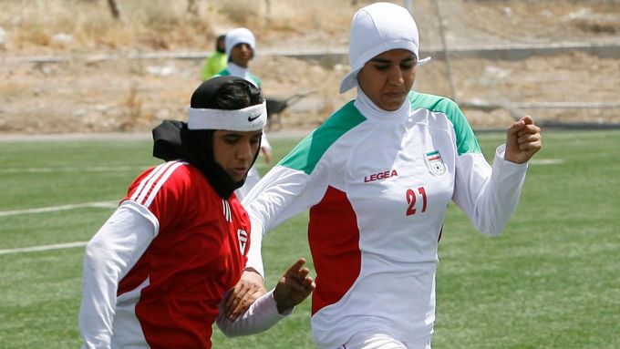 Ženy v Íránu hrají zahalené hidžábem, což výrazně napomáhá potenciálním podvodníkům