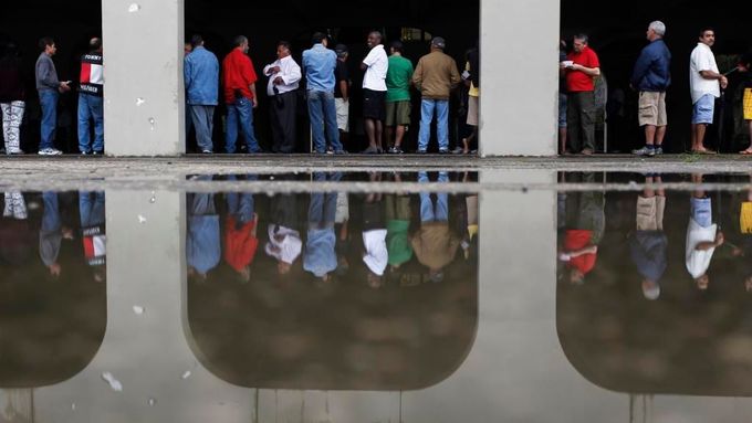 Brazilci čekají na otevření volební místnosti.