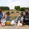 Běženci po přechodu srbsko-maďarské hranice u města Asotthalom