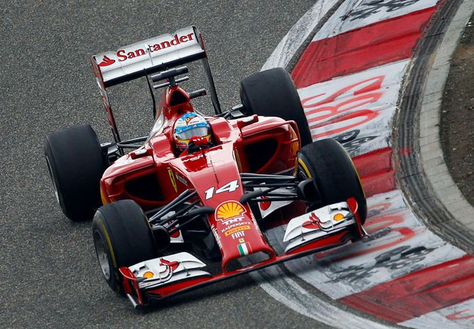 Ferrari Formula One driver Fernando Alonso of Spain drives during the Chinese F1 Grand Prix at the Shanghai International circuit, April 20, 2014. REUTERS/Carlos Barria (