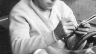John Surtees se stal mistrem světa F1 v roce 1964. Pozoruhodné je, že již dříve vyhrál stejný titul, ale na motocyklu. Je tak jediný, komu se takový kousek podařil a zřejmě ho nenapodobí ani Valentino Rossi.
