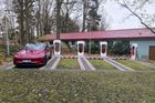 První zastávka na cestě z Prahy k Jadranu byla u superchargeru Tesly. Těchto osm stojanů najdete mezi stromy v Kamenném Újezdě, v těsném sousedství kempu a současně nedaleko dálnice D3.