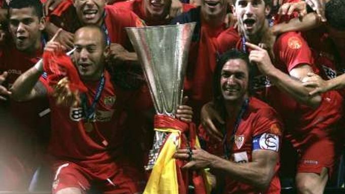 Fotbalisté FC Sevilla s trofejí pro vítěze Poháru UEFA.