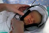 Sluchátka na drobných dětských hlavičkách vypadají giganticky. Nicméně, jak zdravotníci zjistili, hudba pomáhá děti zklidnit, takže jsou tišší, méně pláčou, mají méně stresu, lépe usínají i spí.