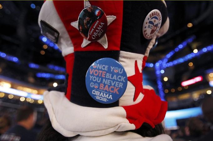 A convention-goer stands on the convention floor on the first day of the Democratic National Convention in Charlotte, North Carolina, September 4, 2012. REUTERS/Jessica Rinaldi (UNITED STATES - Tags: POLITICS ELECTIONS) Published: Zář. 4, 2012, 11:07 odp.