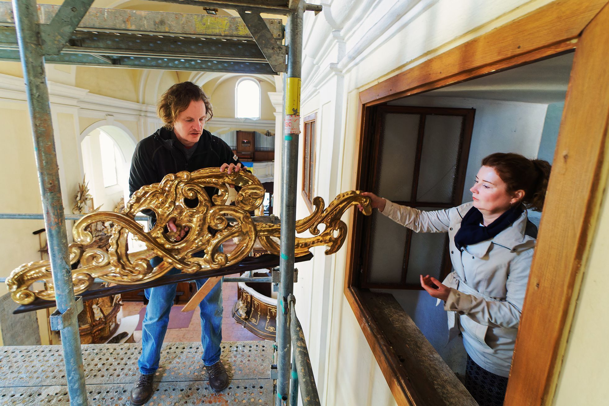 Rozebírání oltáře v kostele sv. Janů v Opavě před opravou popraskané klenby, květen 2023