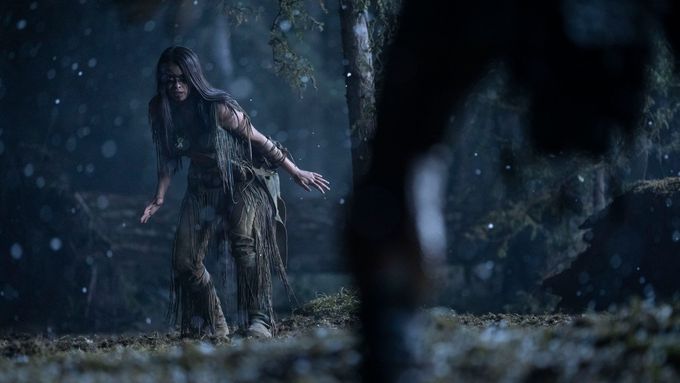 Amber Midthunderová jako Naru a Dane DiLiegro v roli Predátora.