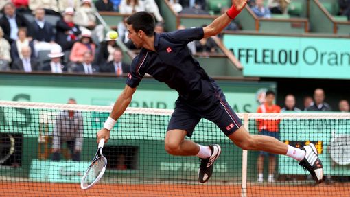 Novak Djokovič odrazil pokus Rafaela Nadala během finále French Open 2012.