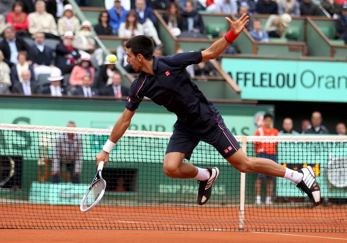 Novak Djokovič odrazil pokus Rafaela Nadala během finále French Open 2012.