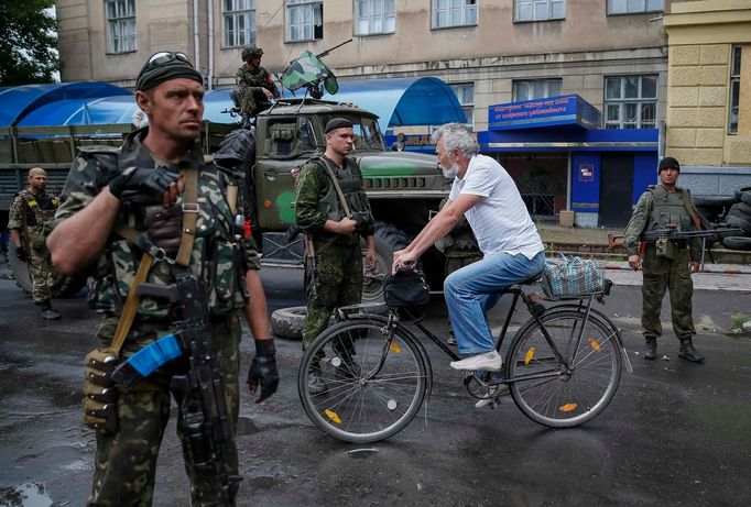 Ukrajinští vojáci hlídají Slavjansk potom, co město získali od proruských separatistů,