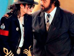 Zpěvák Michael Jackson s Lucianem Pavarottim