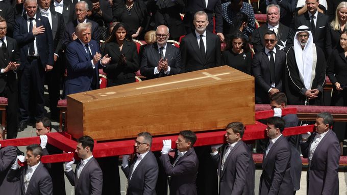 Rakev s tělem papeže Františka byla přenesena do baziliky Panny Marie Sněžné