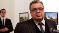 První cena v kategorii Aktualita. Andrej Karlov, ruský velvyslanec v Turecku, hovoří na vernisáži výstavy v Ankaře předtím, než byl zastřelen tureckým policistou Altintasem (vlevo). Autor: Burhan Ozbilici, AP.