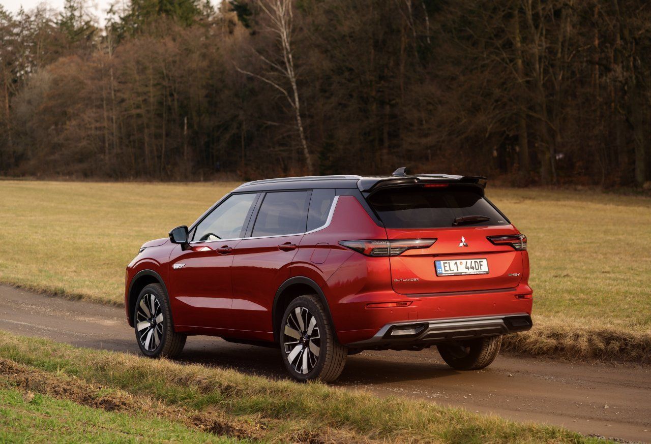 Mitsubishi Outlander PHEV 2025