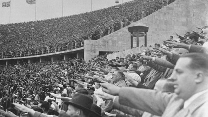 Diváci zdraví vůdce. Snímek z Olympijských her v roce 1936.