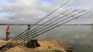 Mark Bartlett of England prepares to throw bait for fish during the 14th Carpfishing World Championship in Corbu village, 310 km (192 miles) east of Bucharest, September 29, 2012. REUTERS/Radu Sigheti (ROMANIA - Tags: SOCIETY) Published: Zář. 29, 2012, 4:25 odp.