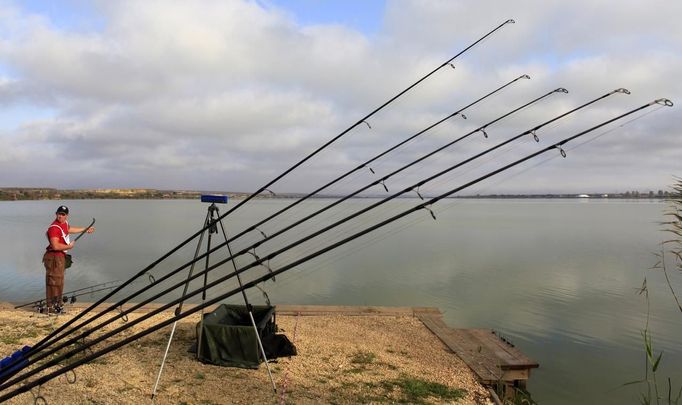 Mark Bartlett of England prepares to throw bait for fish during the 14th Carpfishing World Championship in Corbu village, 310 km (192 miles) east of Bucharest, September 29, 2012. REUTERS/Radu Sigheti (ROMANIA - Tags: SOCIETY) Published: Zář. 29, 2012, 4:25 odp.