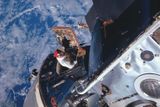 NA Gemini navázal program Apollo (1967-1972). Před výstupem na Měsíc bylo například potřeba otestovat systémy skafandru, které měly být při tom použity. Stalo se to během mise Apollo 9. Na snímku je astronaut Dave Scott, který provádí testy při výstupu do vesmíru.