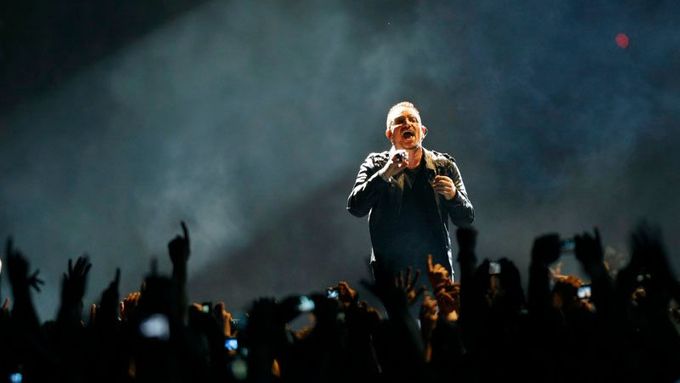 Bono na koncertu v Barceloně