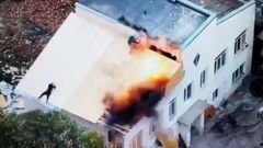 Záběry z ruského dronu, který zasáhl střechu v Cherson