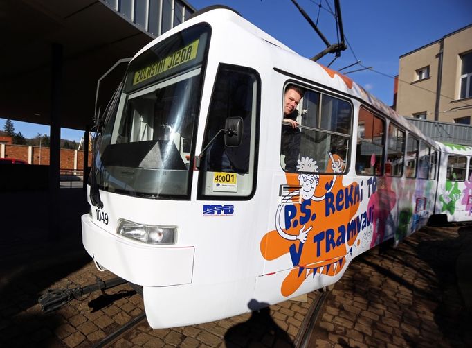 Speciální brněnská tramvaj, kde lze zveřejňovat vzkazy.