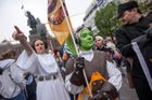 Foto: Světelné meče u pasu a rytmický pochod vojáků Impéria. Prahou prošel průvod fanoušků Star Wars