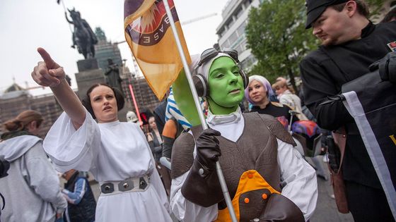 Foto: Světelné meče u pasu a rytmický pochod vojáků Impéria. Prahou prošel průvod fanoušků Star Wars