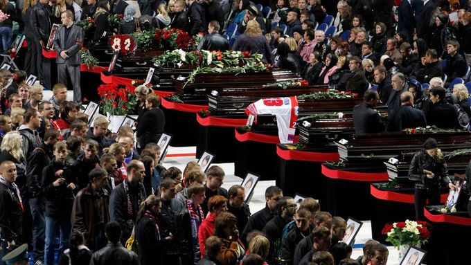Rozloučit se s mrtvými hokejisty přišlo podle odhadu policie asi 100 tisíc lidí.