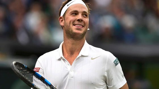 Dešť, parádní údery  i příběh jako vystřižený z filmu. To byl první týden Wimbledonu.