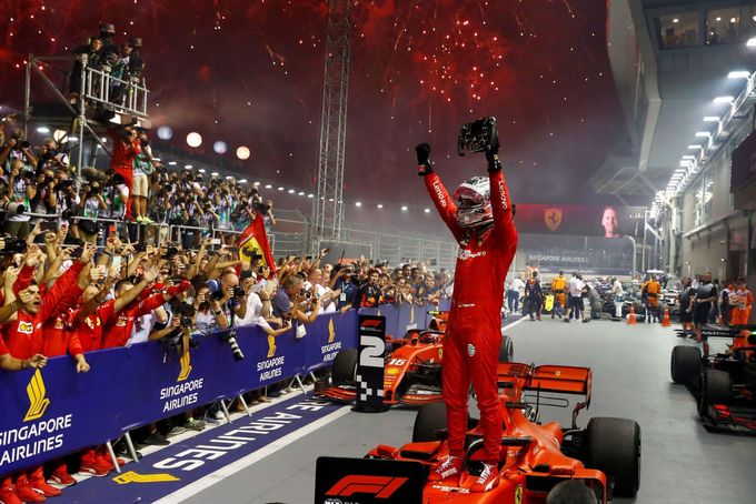 Sebastian Vettel (Ferrari) slaví triumf ve VC Singapuru 2019