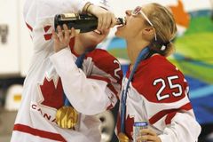 FOTO: Bujaré Kanaďanky slavily s pivem a doutníky