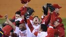 Baseballisté Philadelphie Phillies v čele s nadhazovačem Bradem Lidgem (uprostřed) slaví vítězství ve Světové sérii.