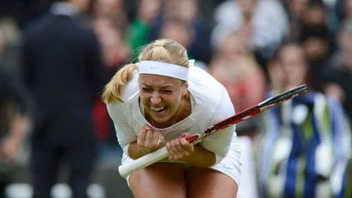Německá tenistka Sabine Lisická se raduje z vítězství nad Ruskou Marií Šarapovovou v osmifinále Wimbledonu 2012.