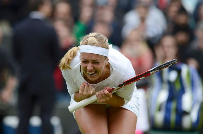 Německá tenistka Sabine Lisická se raduje z vítězství nad Ruskou Marií Šarapovovou v osmifinále Wimbledonu 2012.