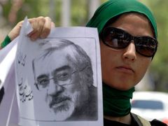 Stoupenkyně opozičního kandidáta Míra Hosejna Musávího v Teheránu