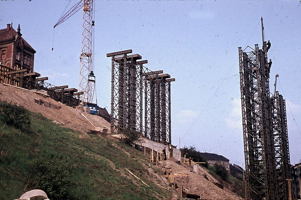 Obrazem: Unikátní fotografie z historie stavby Nuselského mostu / rok 1966