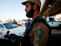 Policista hlídkuje u příjezdu do Mekky. Na bezpečí muslimů dbá letos na sto tisíc saúdských policistů a vojáků. Mimo jiné také kontrolují, zda mají věřící u sebe poutnický průkaz. Nezaregistrovaným totiž není umožněn přístup do posvátného okrsku.
