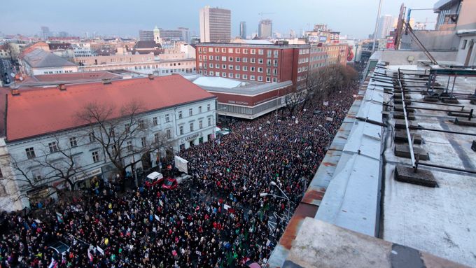 V Bratislavě se demonstrovalo za předčasné volby. Přišlo 65 tisíc lidí.