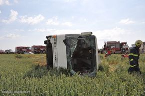 Autobus se srazil s toyotou, skončil převrácený v poli