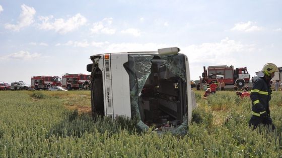 Autobus se srazil s toyotou, skončil převrácený v poli